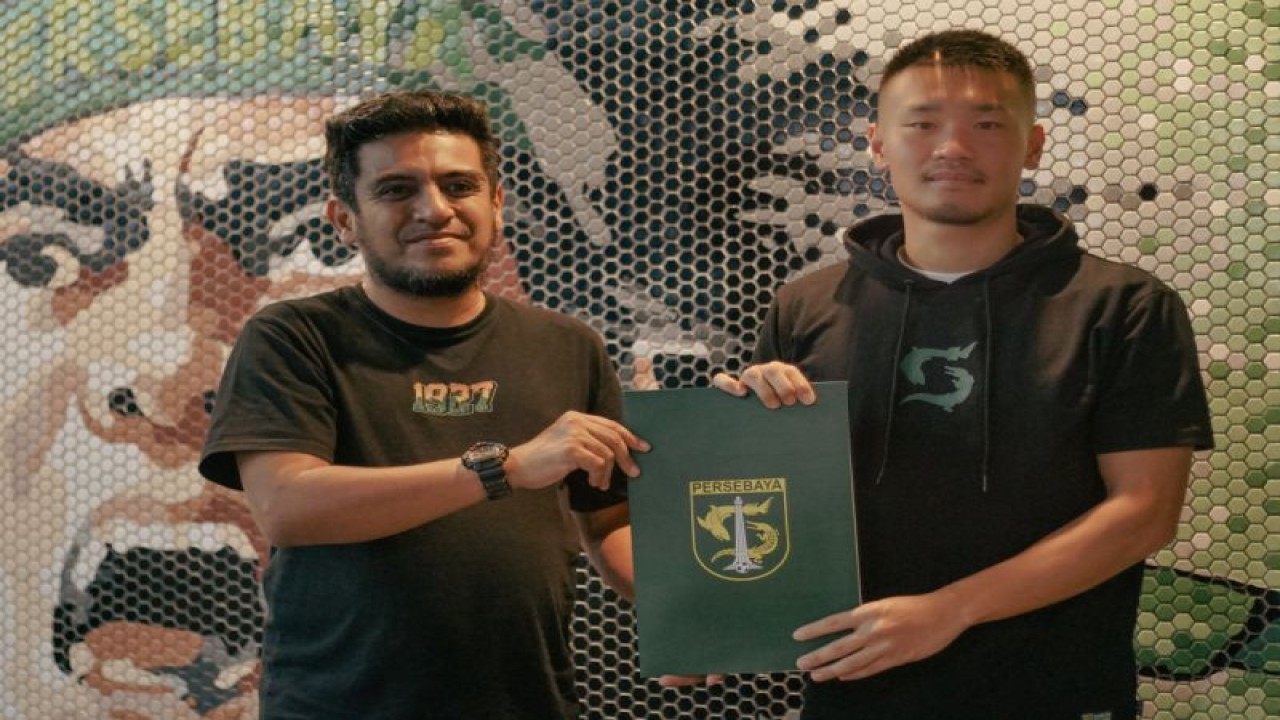 Manajer Persebaya Yahya Alkatiri (kiri) bersama Sho Yamamoto (kanan) menunjukka dokumen perpanjangan kontrak di Surabaya, Selasa (14/3/2023). (ANTARA/HO-Ofisial Persebaya)