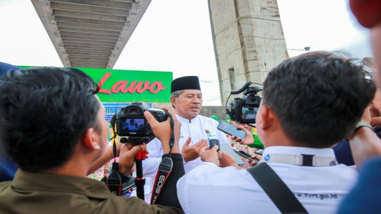 Bupati Siak, Alfedri ketika wawancara dengan media di Taman Tengku Agung. (ANTARA/HO-Pemkab Siak)