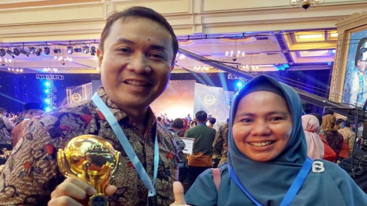 Pj. Sekretaris Daerah Kabupaten Sidoarjo, Jatim, Andjar Surjadianto saat menerima penghargaan UHC Award di Jakarta, Selasa (14/3/2023). FOTO ANTARA/HO Pemkab Sidoarjo