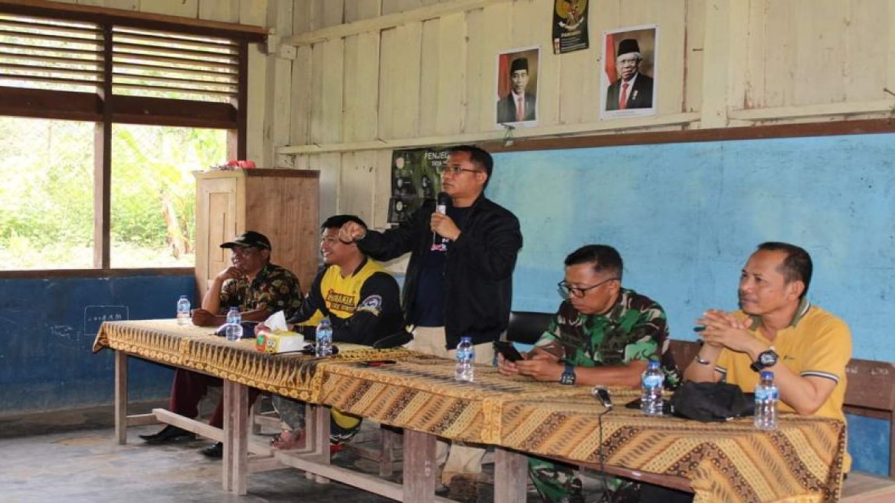 Wakil Bupati Sigi Samuel Yansen Pongi menyampaikan arahan pada rapat koordinasi Pemkab Sigi dengan masyarakat desa terpencil, di Dusun Manggalapi, Desa Rejeki, Kecamatan Palolo. (ANTARA/HO-Dok Prokopim Setda Pemkab Sigi)