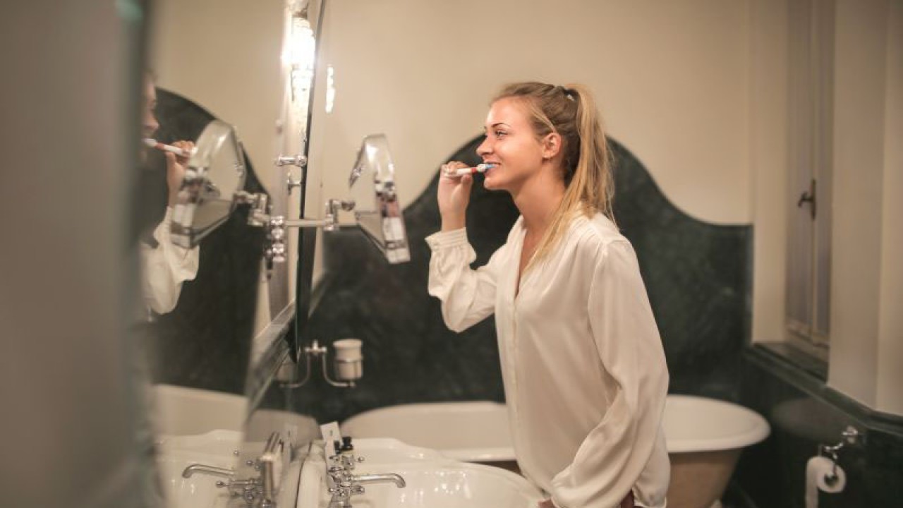 Ilustrasi - seseorang sedang menyikat gigi (ANTARA/Pexels)