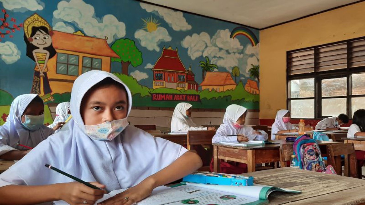 Ilustrasi - Sejumlah siswa saat melaksanakan kegiatan blajar mengajar. (Azmi)