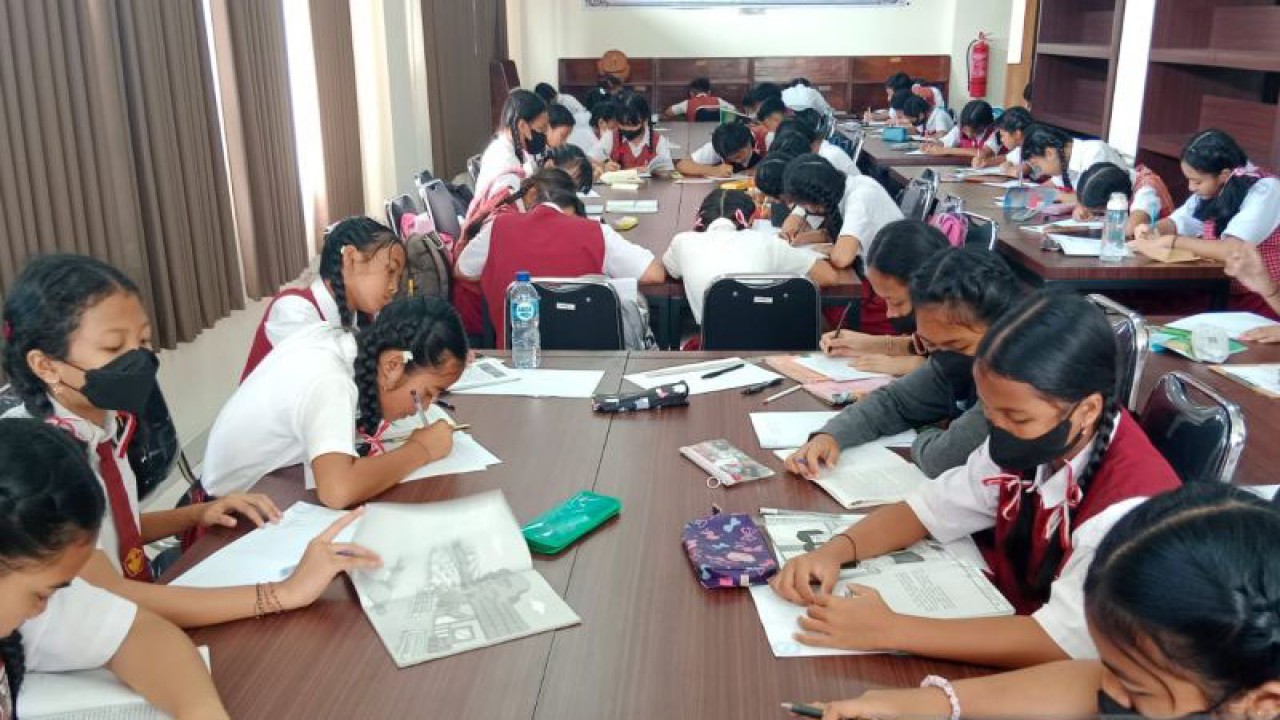 Para pelajar mengikuti lomba gemar membaca di Perpustakaan Daerah Nawaksara, Kabupaten Gianyar, Provinsi Bali. (HO Humas Diskominfo Gianyar)