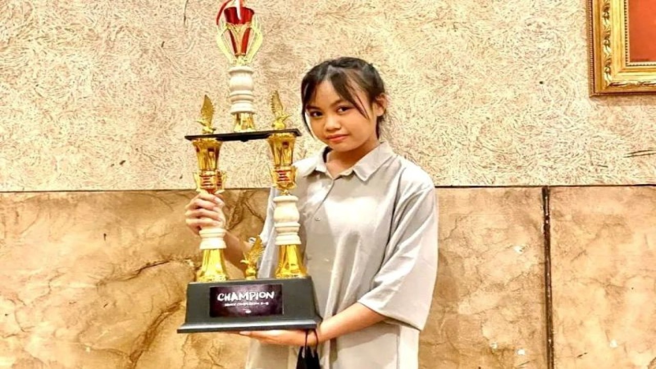 Siswa SMAN 3 Sidoarjo, Jawa Timur, Sabriena Maheswari Supriadi (16 tahun) yang menjadi mahasiswa baru termuda Universitas Airlangga (Unair) Surabaya. (ANTARA/HO-Dokumen Pribadi)