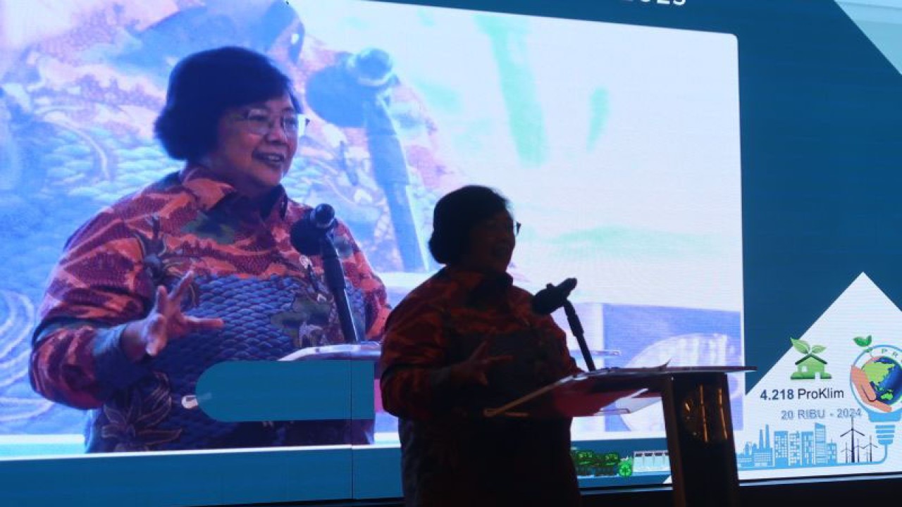 Siluet Menteri Lingkungan Hidup dan Kehutanan Siti Nurbaya Bakar dalam rapat kerja teknis nasional tentang pengendalian perubahan iklim di Hotel Grand Sahid Jaya, Jakarta Pusat, Rabu (1/3/2023). (ANTARA/Sugiharto Purnama)