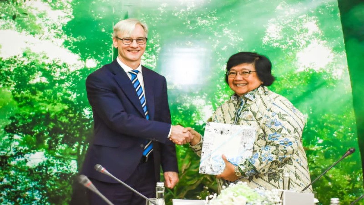 Menteri Lingkungan Hidup dan Kehutanan Siti Nurbaya Bakar (kanan) berjabat tangan dengan Wakil Menteri Luar Negeri Norwegia Erling Rimestad (kiri) di sela pertemuan bilateral membahas mitigasi perubahan iklim yang dilakukan di Jakarta, Selasa (14/3/2023). (FOTO ANTARA/HO-Kementerian LHK)
