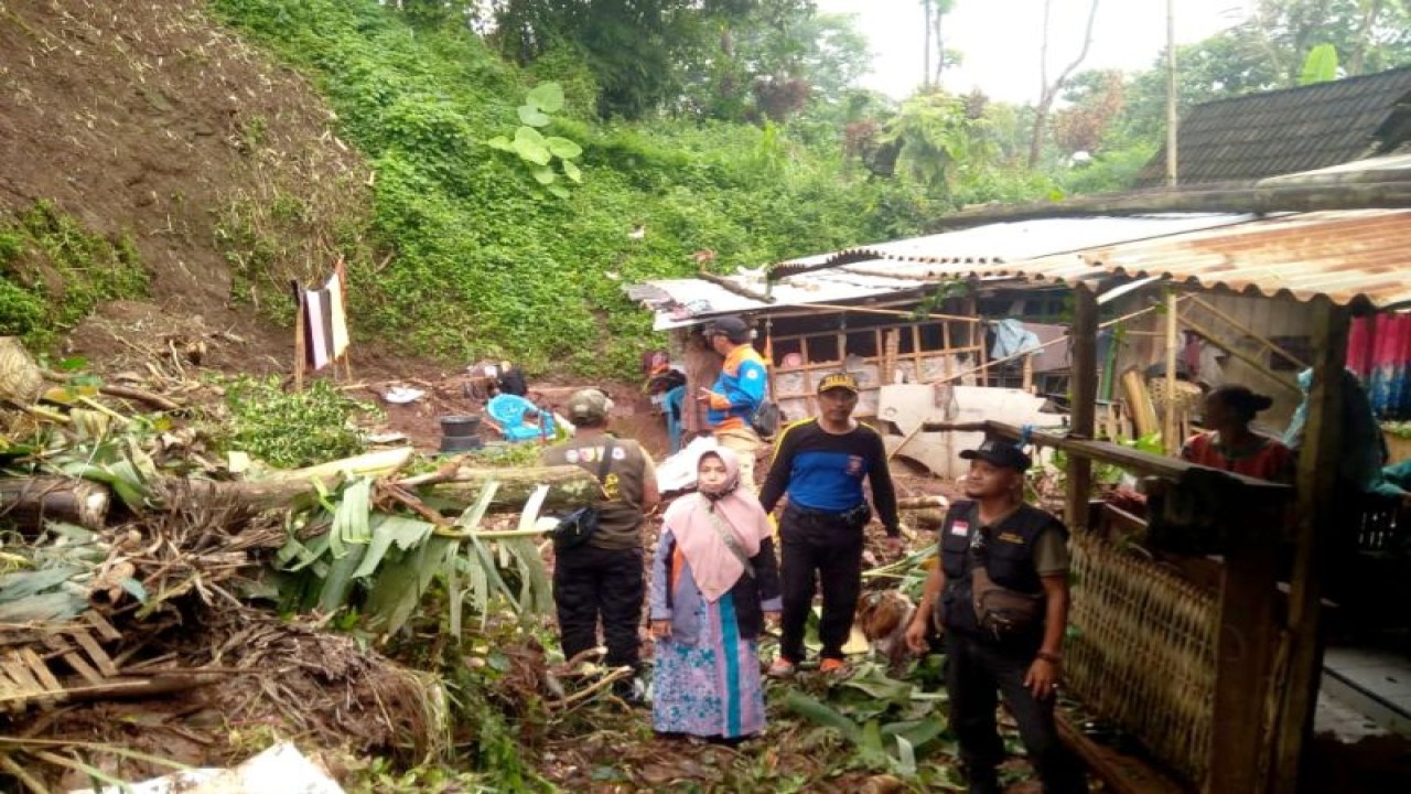 Rumah warga Desa Campoan, Kecamatan Mlandingan, Situbondo, tertimpa tebing longsor. Kamis (2/3/2023) ANTARA/HO-ist