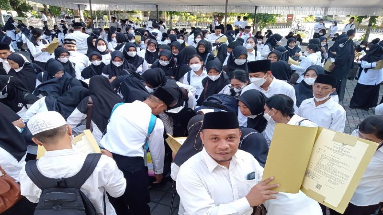 Ilustrasi: seorang guru di Kota Mataram, Provinsi Nusa Tenggara Barat, menunjukkan SK Pegawai Pemerintah dengan Perjanjian Kerja (PPPK) yang diterima, Jumat (1/7/2022). (ANTARA/Nirkomala)