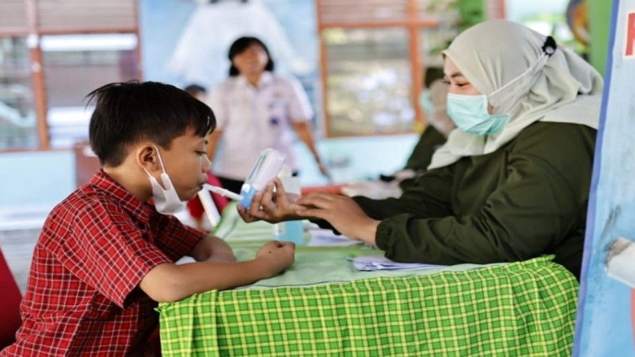 Kegiatan "Skrining Berhenti Merokok Sejak Dini" yang digelar tim Puskesmas Sukosari di SDK Petra Kota Madiun, Rabu (8 /3/2023) . ANTARA/HO-Diskominfo Kota Madiun