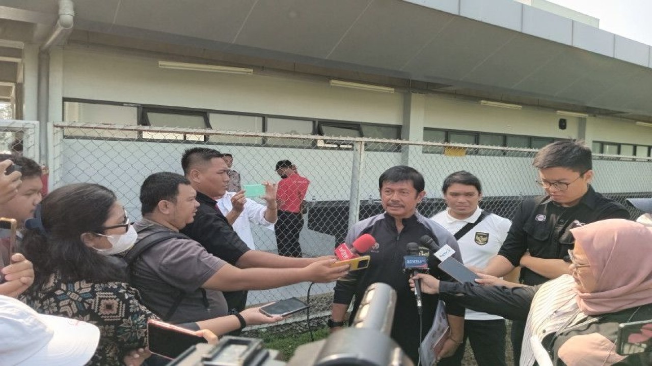 Indra Sjafri (berjaket hitam) menjawab pertanyaan para pewarta setelah memimpin latihan tim di Lapangan A Kompleks Gelora Bung Karno, Jakarta, Kamis (16/3/2023). (ANTARA/RAUF ADIPATI)