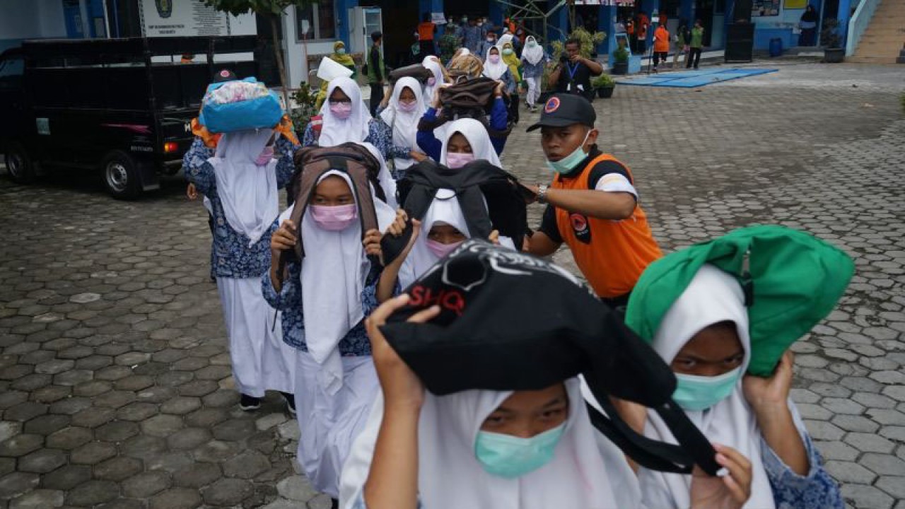 Arsip Foto. Petugas mengevakuasi pelajar dalam simulasi mitigasi erupsi Gunung Merapi di SMP Muhammadiyah, Pakem, Sleman, D.I Yogyakarta. (ANTARA FOTO/Andreas Fitri Atmoko/aww)