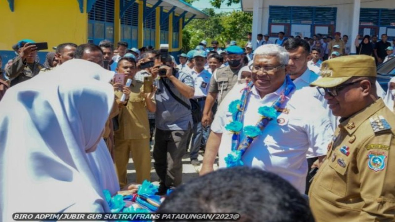 Gubernur Provinsi Sulawesi Tenggara Ali Mazi memberi saat mengunjungi SMAN 1 Tiworo Kepulauan untuk berdialog dengan guru tetap dan honorer serta Kepala Sekolah SMA, SMK dan SLB se-Kabupaten Muna Barat, Rabu (8/3/2023) (ANTARA/HO-Jubir Gubernur Sultra)