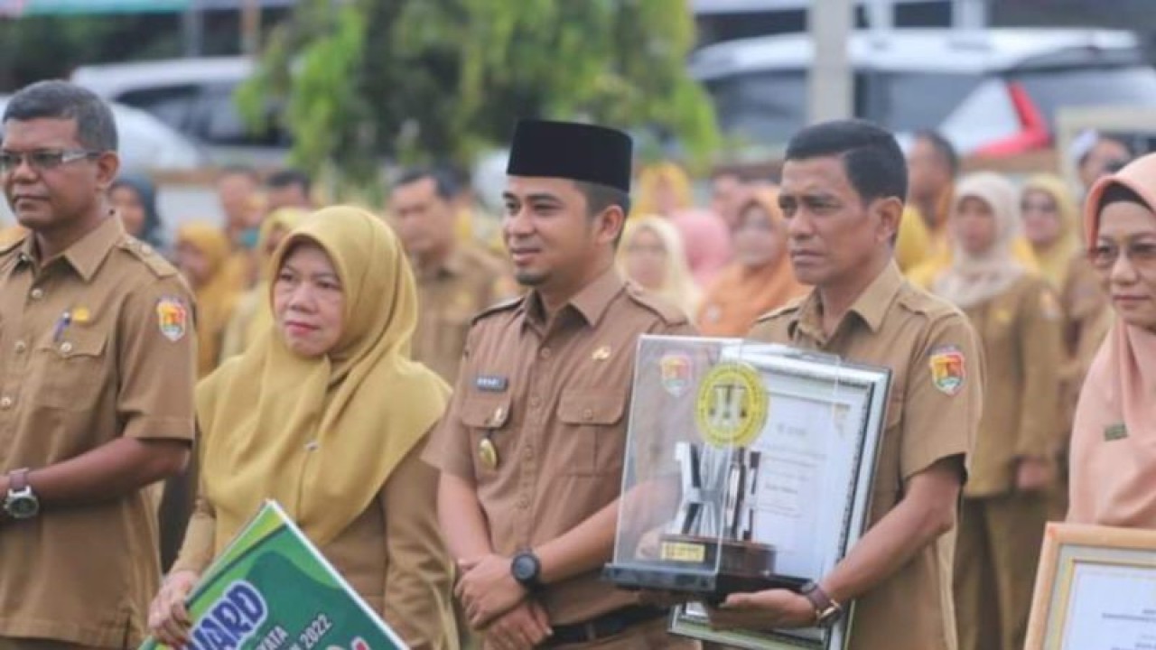 Foto bersama Wakil Wali Kota (Wawako) Solok Ramadhani Kirana Putra dengan sejumlah OPD yang berhasil meraih prestasi (ANTARA/HO-Prokomp Solok)