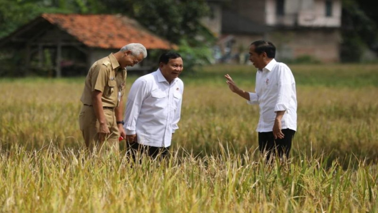 Presiden Joko Widodo, Gubernur Jawa Tengah Ganjar Pranowo dan Menteri Pertahanan Prabowo Subianto saat kunjungan kerja di Kebumen, Jawa Tengah, Kamis (9/3/2023). (ANTARA/HO-Relawan Ganjar)