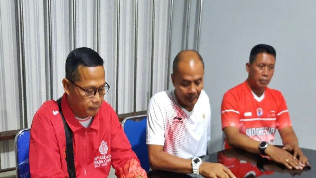 Pelatih Para Atletik NPC Indonesia Slamet Widodo, (kiri) saat memberikan keterangan di Solo, Jumat (10/3/2023). ANTARA/Bambang Dwi Marwoto.