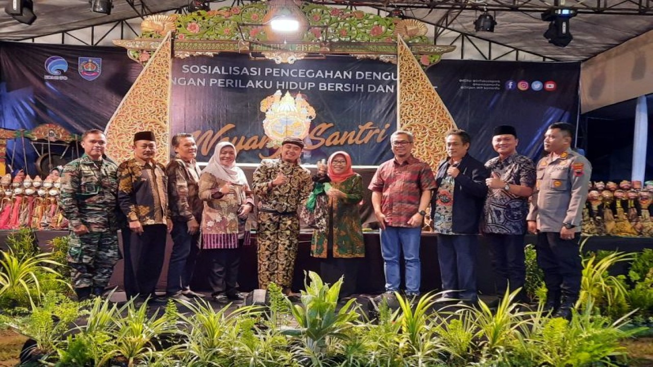 Direktur Jenderal Informasi dan Komunikasi Publik Kementerian Kominfo Usman Kansong (baju merah) saat menghadiri Sosialisasi Pencegahan Dengue dengan Perilaku Hidup Bersih dan Sehat (PHBS) di Desa Tuwel, Kabupaten Tegal, Jawa Tengah, Jumat (17/3/2023). (ANTARA/HO-Kominfo)