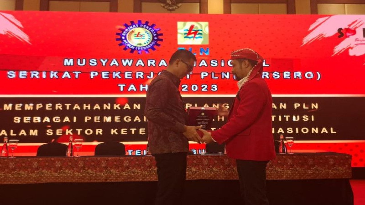 Dirut PT PLN Darmawan Prasodjo (kiri) dan Ketua Umum Serikat Pekerja Perusahaan Listrik Negara (SP PLN), M Abrar Ali saat Munas SP PLN pada 15 - 17 Maret 2023 di Jakarta. ANTARA/HO-SP PLN.