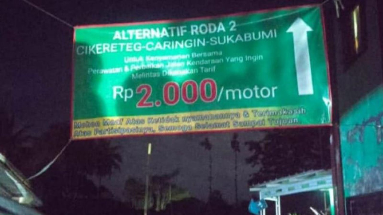 Spanduk berisi tarif untuk melintas di Kampung Cibolang, Desa Telukpinang, Kecamatan Ciawi, Kabupaten Bogor, Jawa Barat. ANTARA/HO-Humas Polres Bogor.  KOMENTAR