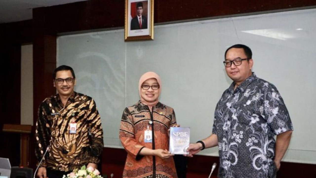 Sekda Provinsi Kaltim Sri Wahyuhi menerima buku terkait strategi perencanaan, penataan, hingga implementasi SPBE dari Andi Yuniantoro, pembicara dari Inixindo Yogyakarta, Kamis (30/3/2023). (ANTARA/HO-Diskkminfo Kaltim)