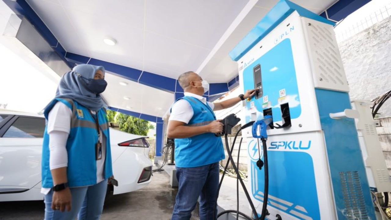 General Manager PLN Unit Induk Distribusi Jakarta Raya Doddy B Pangaribuan saat melakukan inspeksi infrastruktur Stasiun Pengisian Kendaraan Listrik Umum (SPKLU) yang terletak di Rest Area KM 6 tol Jakarta-Cikampek, Kamis (28/4/2022). ANTARA/HO PLN UID Jakarta Raya