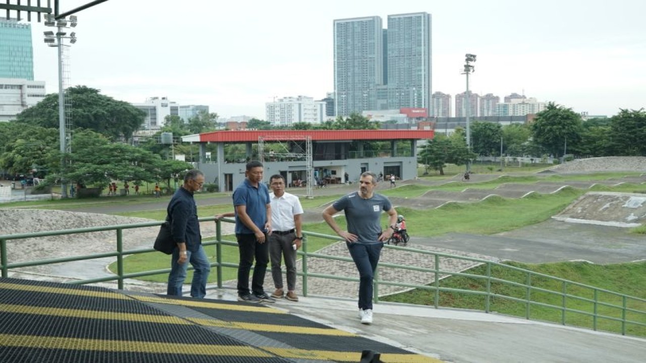 Direktur WCC Jacques Landry (kanan) meninjau langsung Pulomas International BMX Center, Jakarta, Kamis (2/3/2023). Lokasi tersebut berpeluang menjadi lokasi Satellite World Cycling Centre kawasan Asia Tenggara bersama dengan Jakarta International Velodrome. (ANTARA/HO-PB ISSI)