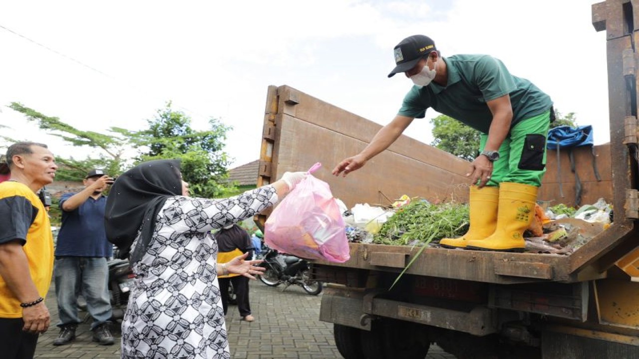 Bupati Sleman Kustini Sri Purnomo turut dalam kegiatan "gropyok" sampah yang dilakukan Forum Lingkungan Hidup (FLH) Kapanewon Minggir di sekitar Kantor Kapanewon Minggir, Jumat (3/3/2023). ANTARA/HO-Bagian Prokopim Setda Sleman
