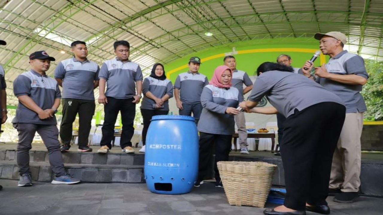 Bupati Sleman Kustini Sri Purnomo bersama jajaran turun langsung dalam "gropyok" sampah dalam rangka peringatan Hari Peduli Sampah Nasional (HPSN) 2023 di kawasan wisata Tlogo Putri Kaliurang, Jumat (10/3/2023). ANTARA/HO-Bagian Prokopim Setda Sleman