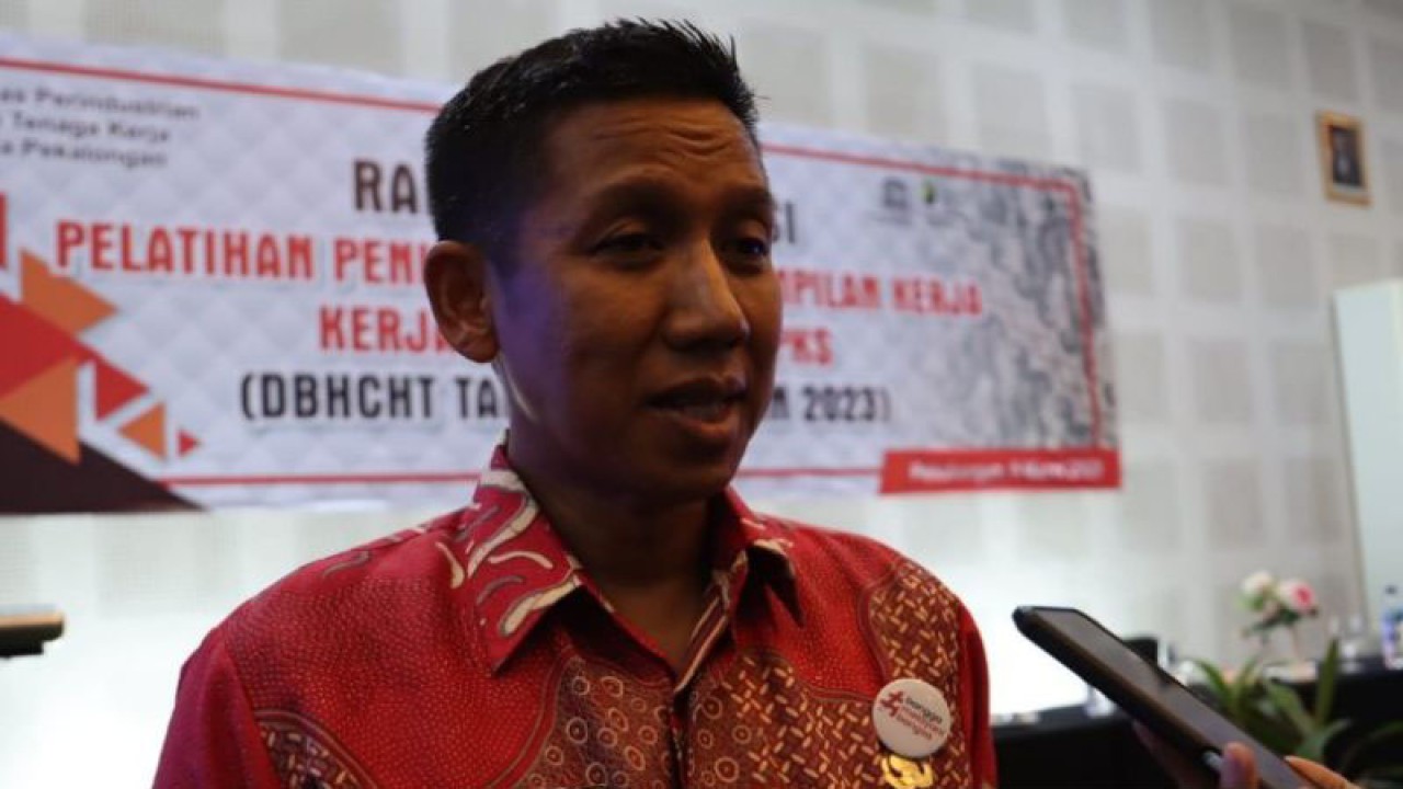 Kepala Dinas Perindustrian dan Ketenagakerjaan Kota Pekalongan Sri Budi Santosa. (ANTARA/Dokumen Pribadi)