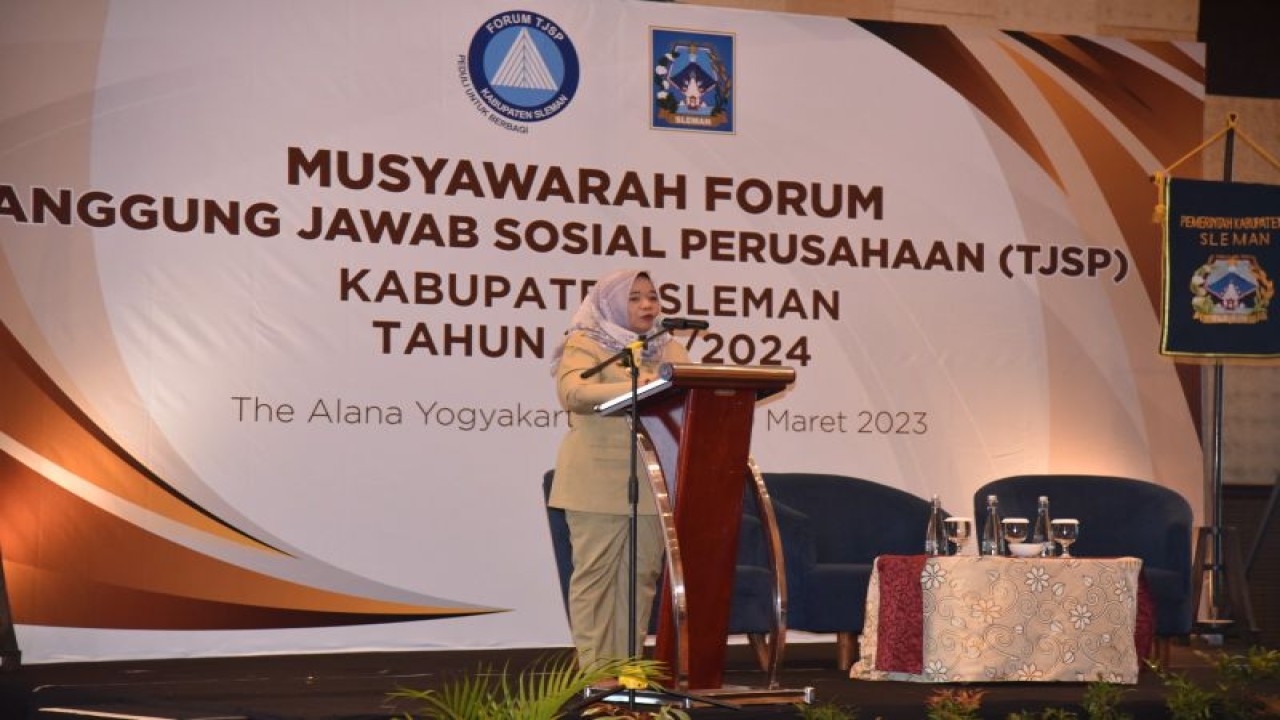 Bupati Sleman Kustini Sri Purnomo saat menghadiri Musyawarah Forum TJSP Kabupaten Sleman di Sleman, Senin (20/3/2023). ANTARA/HO-Bagian Prokopim Setda Sleman