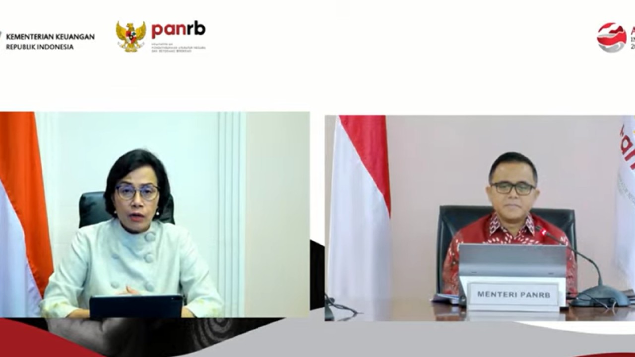 Menteri Keuangan (Menkeu) RI Sri Mulyani (kiri) berbicara dalam konferensi pers THR dan Gaji ke-13 yang dipantau virtual di Jakarta, Rabu (29/3/2023). ANTARA/Martha Herlinawati Simanjuntak