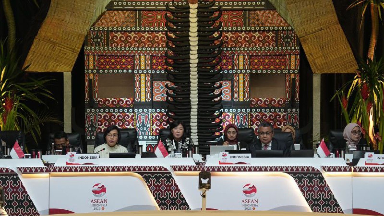 Menkeu RI Sri Mulyani (kiri) dan Gubernur BI Perry Warjiyo (kanan) memimpin pertemuan Menkeu dan Gubernur Bank Sentral ASEAN dengan asosiasi pelaku usaha global di Kabupaten Badung, Bali, Rabu (29/03/2023). (ANTARA/HO-Kementerian Keuangan)