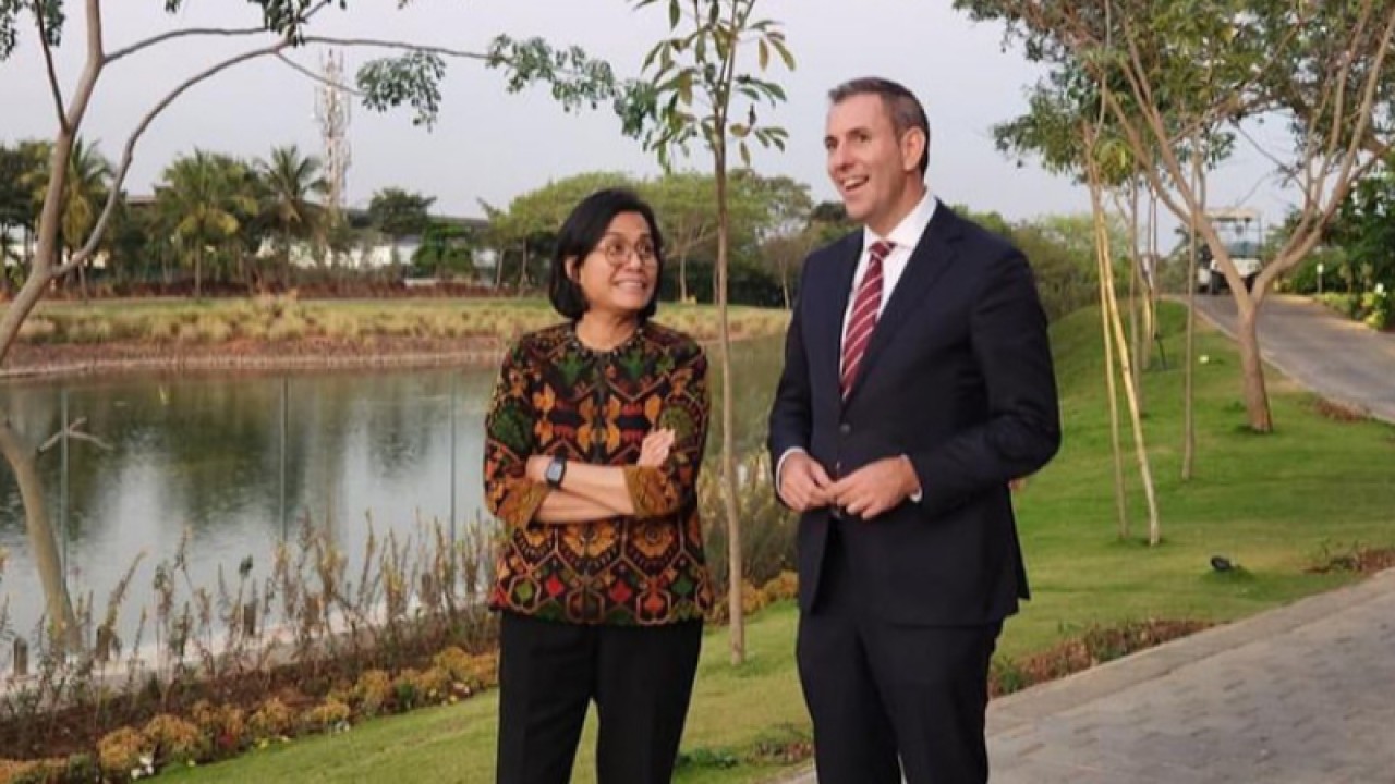 Menteri Keuangan (Menkeu) RI Sri Mulyani (kiri) sedang mengobrol santai bersama Menkeu Australia Jim Chalmers (kanan) setelah melakukan pertemuan bilateral Indonesia-Australia di sela-sela KTT G20 2023 di india, Jumat (24/02/2023). (ANTARA/HO-Instagram @smindrawati)