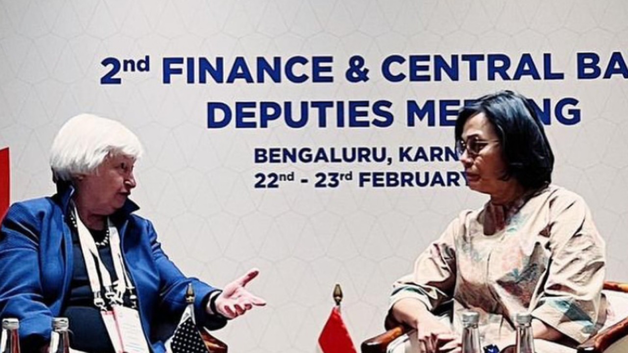 Menteri Keuangan (Menkeu) RI Sri Mulyani (kanan) melakukan pertemuan bilateral dengan Menkeu Amerika Serikat (AS) Janet Yellen di India, Kamis (23/2/2023). ANTARA/HO-Instagram @smindrawati.