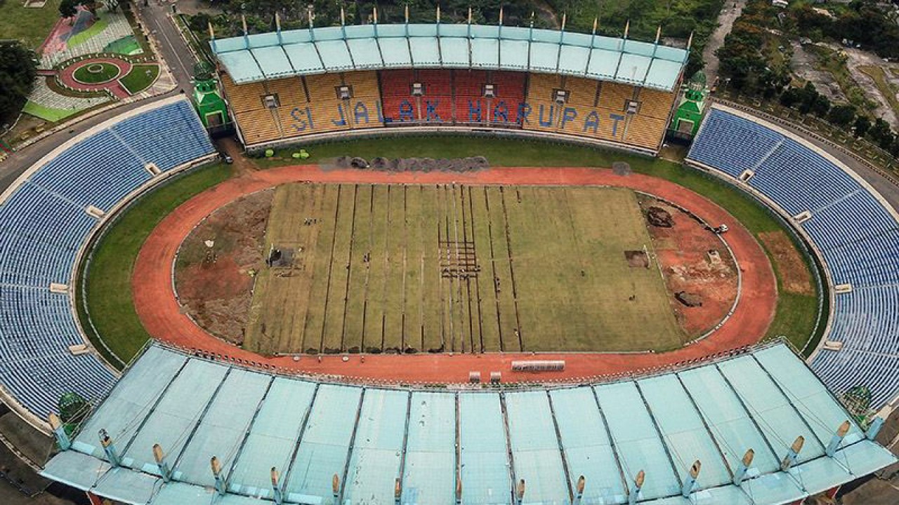 Foto udara Stadion Si Jalak Harupat yang tengah direnovasi, di Soreang, Kabupaten Bandung, Jawa Barat, Rabu (18/1/2023). ANTARA FOTO/Raisan Al Farisi/tom/am.
