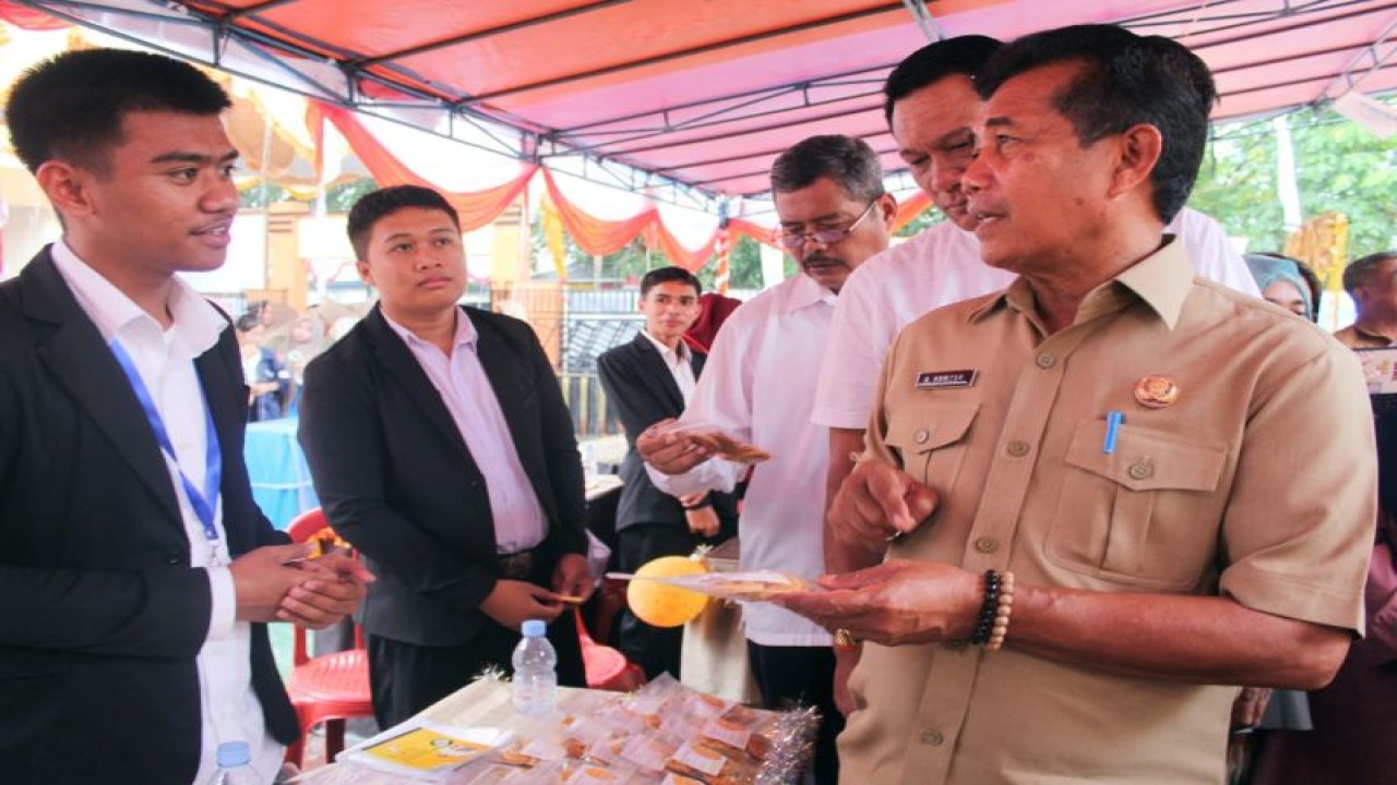 Staf Ahli Gubernur Bidang Hukum, Politik dan Pemerintahan, Pemprov Malut, Abuhari Hamzah saat membuka Pameran Gelar Karya Skensa di SMKN 1 Ternate, Selasa (7/3/2023). ANTARA/Abdul Fatah (Abdul Fatah)