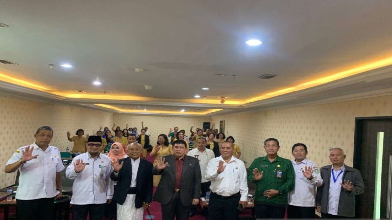 Staf Ahli Bidang Pembangunan dan Ekonomi Christianus Lumano saat menghadiri  Rapat Koordinasi Pembinaan Agama Hindu se-Kalbar, di Pontianak, Rabu. (Sucia Lucinda)