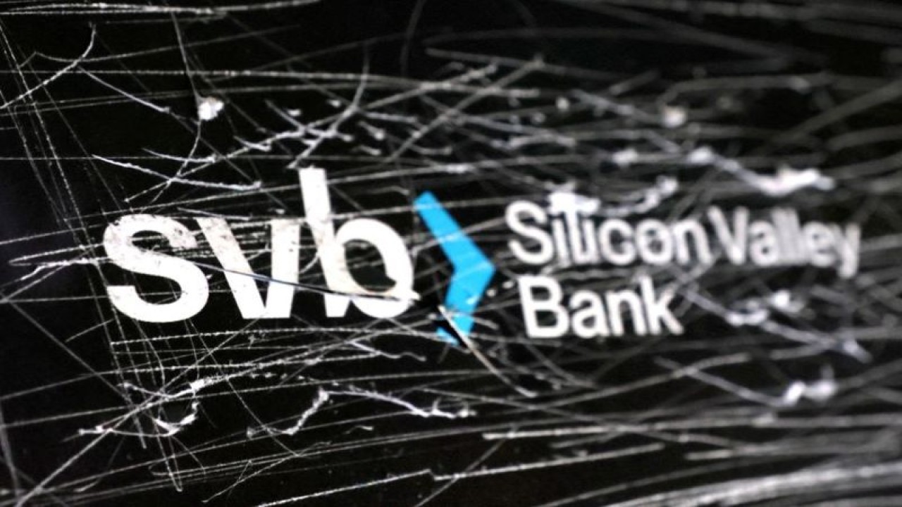 Foto Dokumen: Logo SVB (Silicon Valley Bank) yang dihancurkan terlihat dalam ilustrasi ini diambil 13 Maret 2023. ANTARA/REUTERS/Dado Ruvic/Ilustrasi