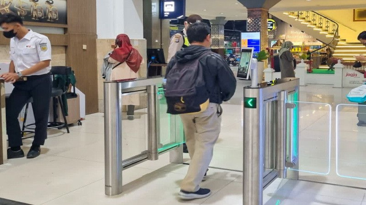 Ilustrasi - Face recognition boarding gate di Stasiun Tugu Yogyakarta untuk mempercepat dan mempermudah proses boarding penumpang. (ANTARA/HO-Humas Daop 6 Yogyakarta)