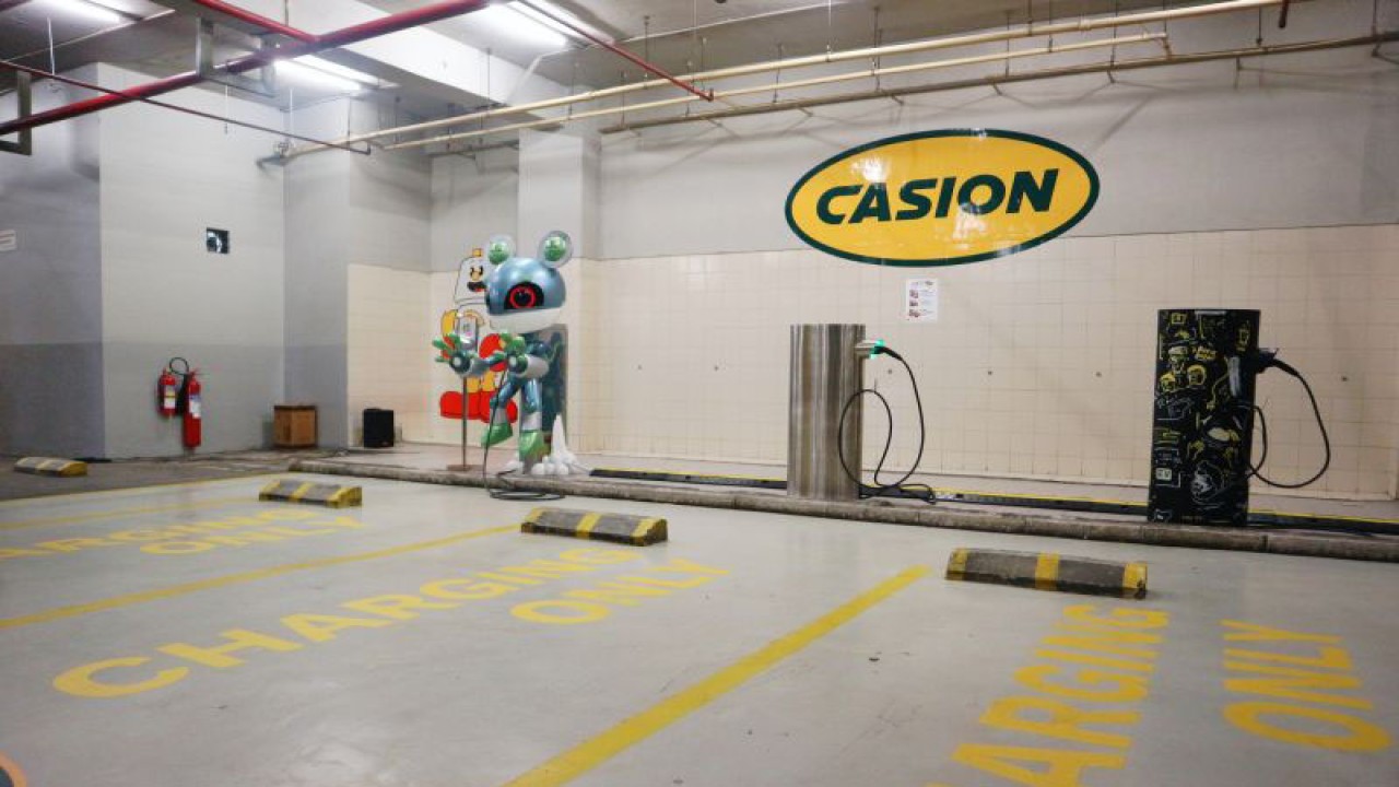 Stasiun Pengisian Kendaraan Listrik Umum (SPKLU) Casion di basement Lotte Shopping Avenue, Karet Kuningan, Jakarta Selatan, Rabu (15/3). (ANTARA/Pamela Sakina)