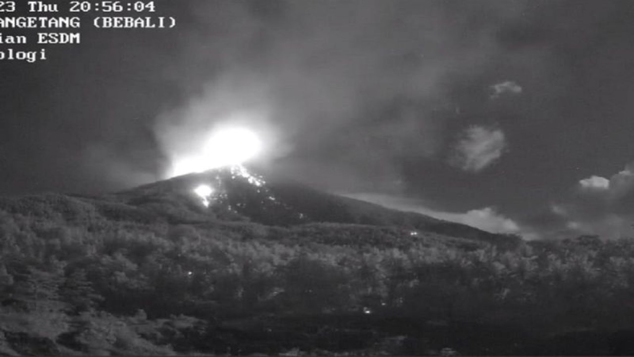 Guguran lava tanggal 9 Maret 2023 pukul 20:56:04 tampak dari kamera CCTV Bebali yang mengarah ke Kali Batuawang dan Kali Kahetang. ANTARA/HO-Pos PGA Karangetang (1)