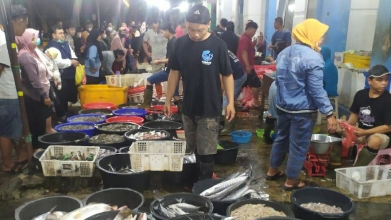 Ilustrasi - Situasi Pasar Ikan Balekambang Solo, Jawa Tengah yang buka pada malam hari. ANTARA/Aris Wasita.