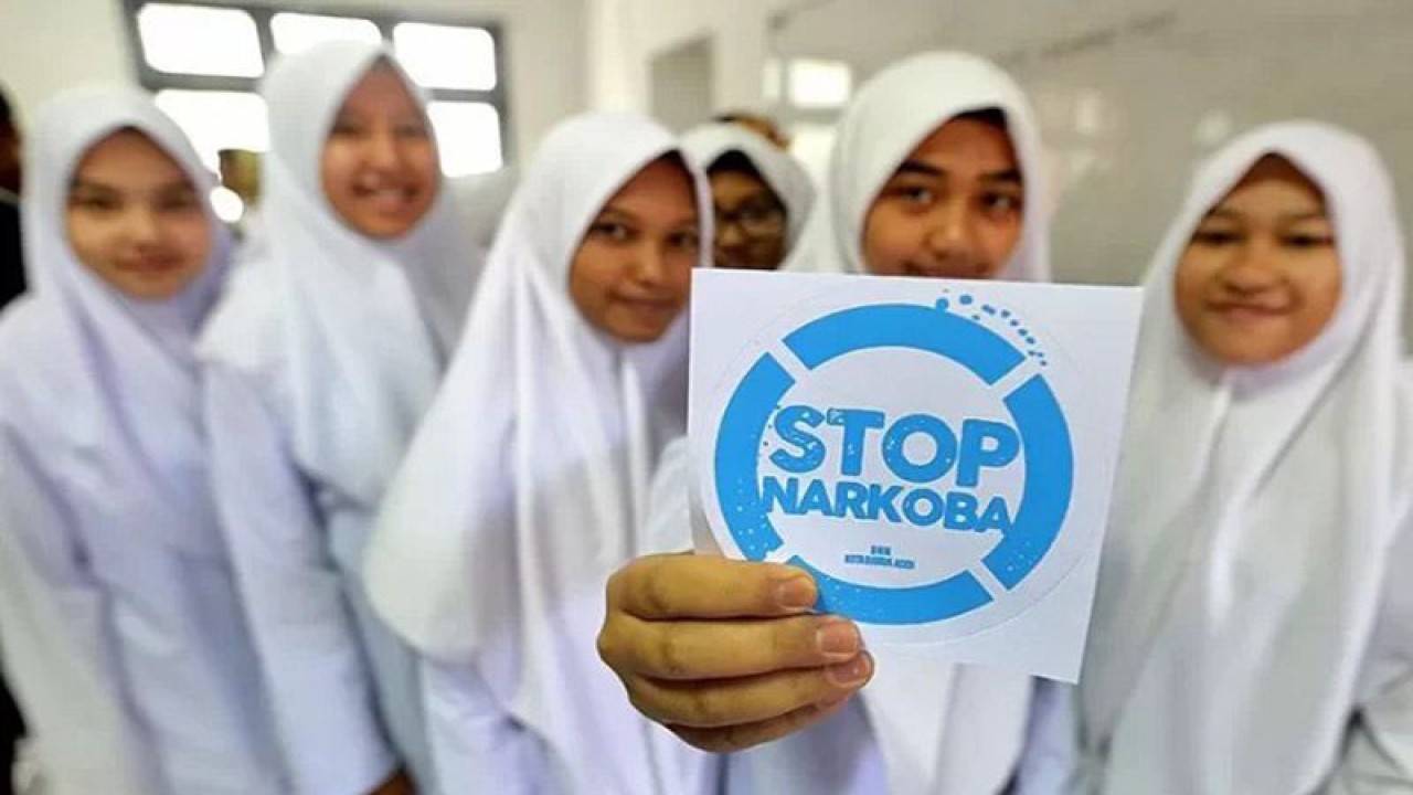 Dokumentasi - Pelajar menunjukkan stiker ajakan Stop Narkoba untuk menyelamatkan generasi muda. ANTARA FOTO/Irwansyah Putra.