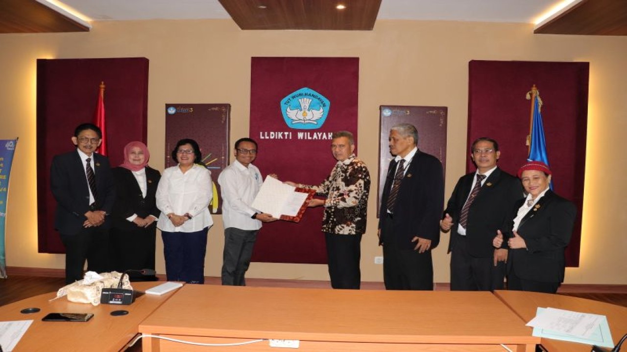 Penyerahan dokumen perubahan bentuk Sekolah Tinggi Pariwisata Trisakti menjadi Institut Pariwisata Trisakti. (ANTARA/HO-STP Trisakti)
