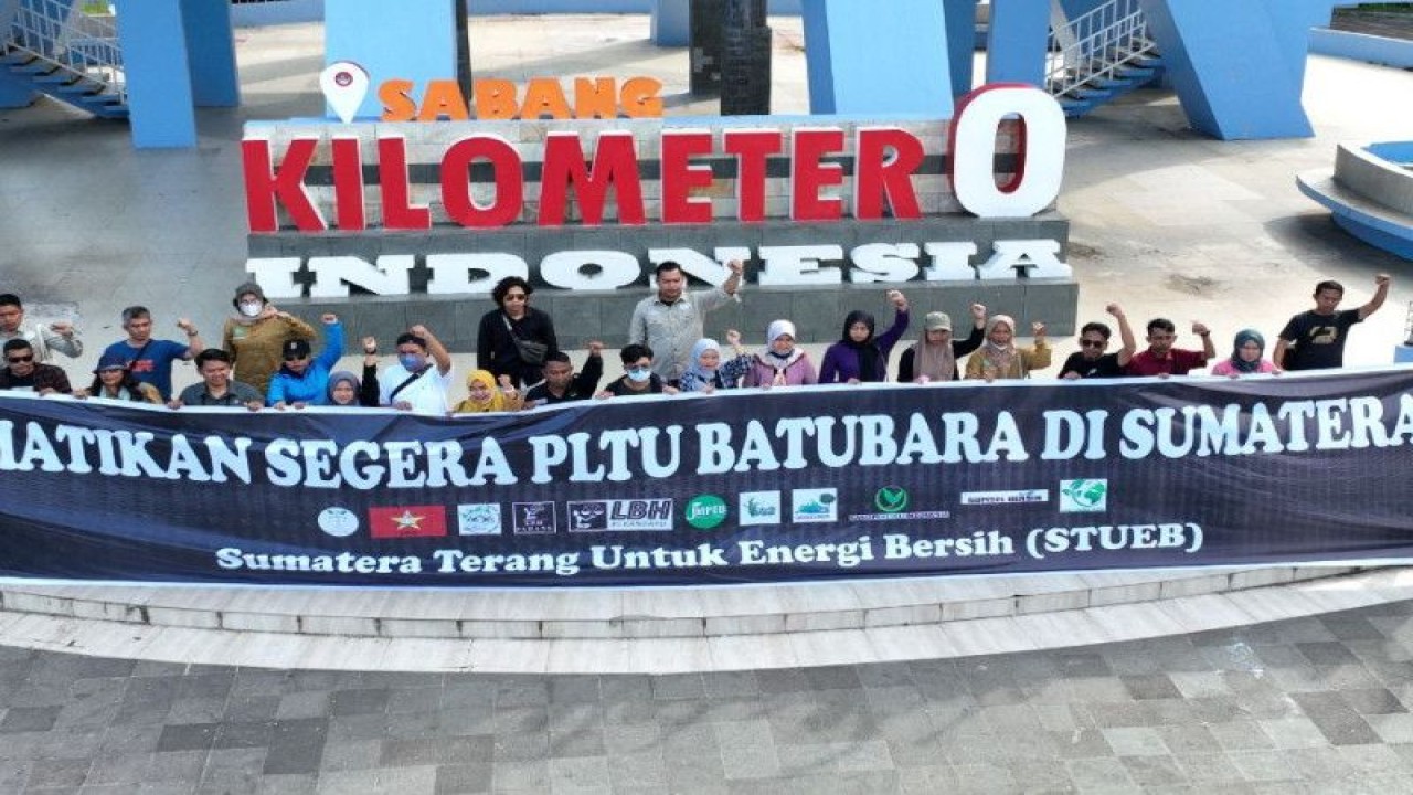 Jejaring Sumatera Terang untuk Energi Bersih (STuEB) menggelar aksi, agar penggunaan pembangkit listrik tenaga uap (PLTU) batu bara yang berada di Sumatera dihentikan dan beralih ke energi bersih. ANTARA/HO-Dokumen Pribadi.