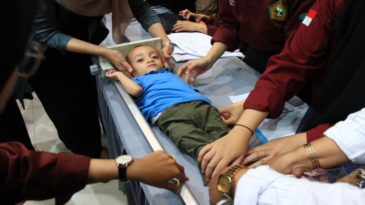 Arsip Foto. Petugas mengukur tinggi badan balita di Kota Padang, Provinsi Sumatera Barat, Rabu (22/2/2023). (ANTARA FOTO/Muhammad Arif Pribadi/aww)