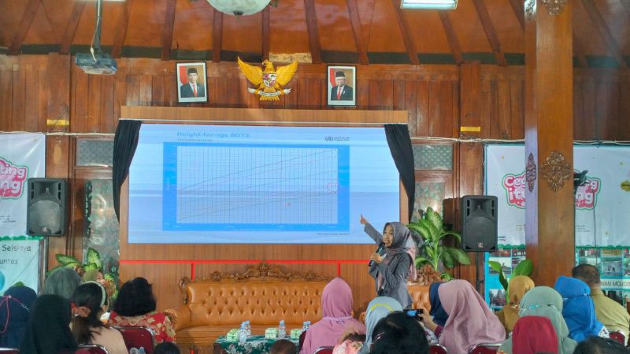Edukasi terkait pencegahan stunting di Kantor Kelurahan Mojosongo, Solo, Jateng, Senin (20/3/2023). FOTO ANTARA/Aris Wasita