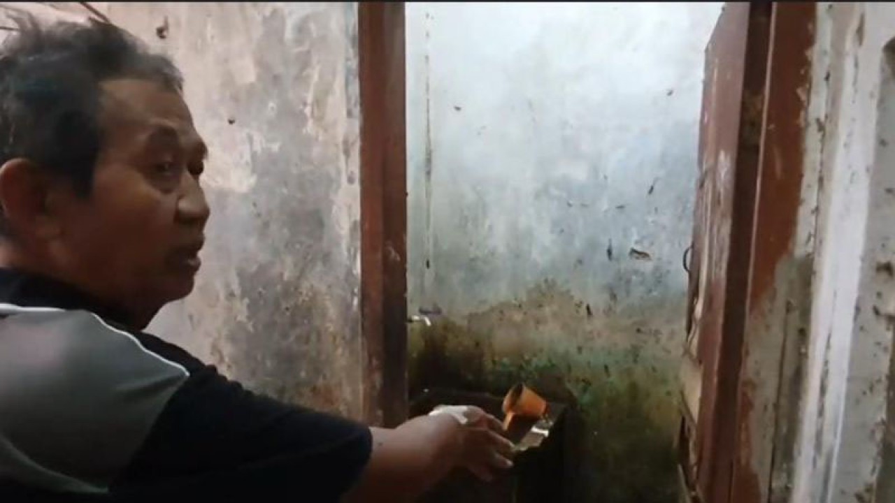 Suami korban, Kusdoyo menunjukkan kloset kamar mandi yang meledak di rumahnya, Kampung Sumur RT 10/RW 10, Kelurahan Klender, Kecamatan Duren Sawit, Jakarta Timur, Jumat (3/3/2023). ANTARA/Syaiful Hakim
