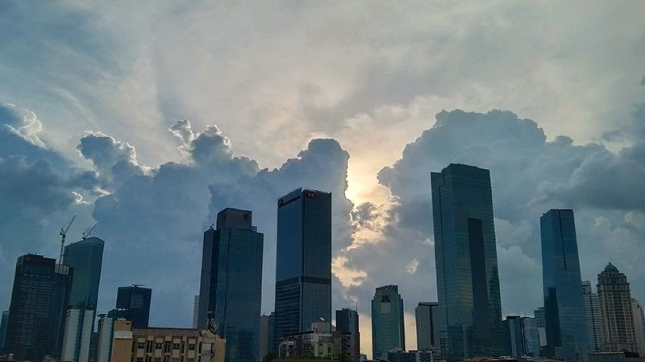 Suasana ibu kota Jakarta berlatar langit cerah berawan. (ANTARA/Dewa Ketut Sudiarta Wiguna/aa)