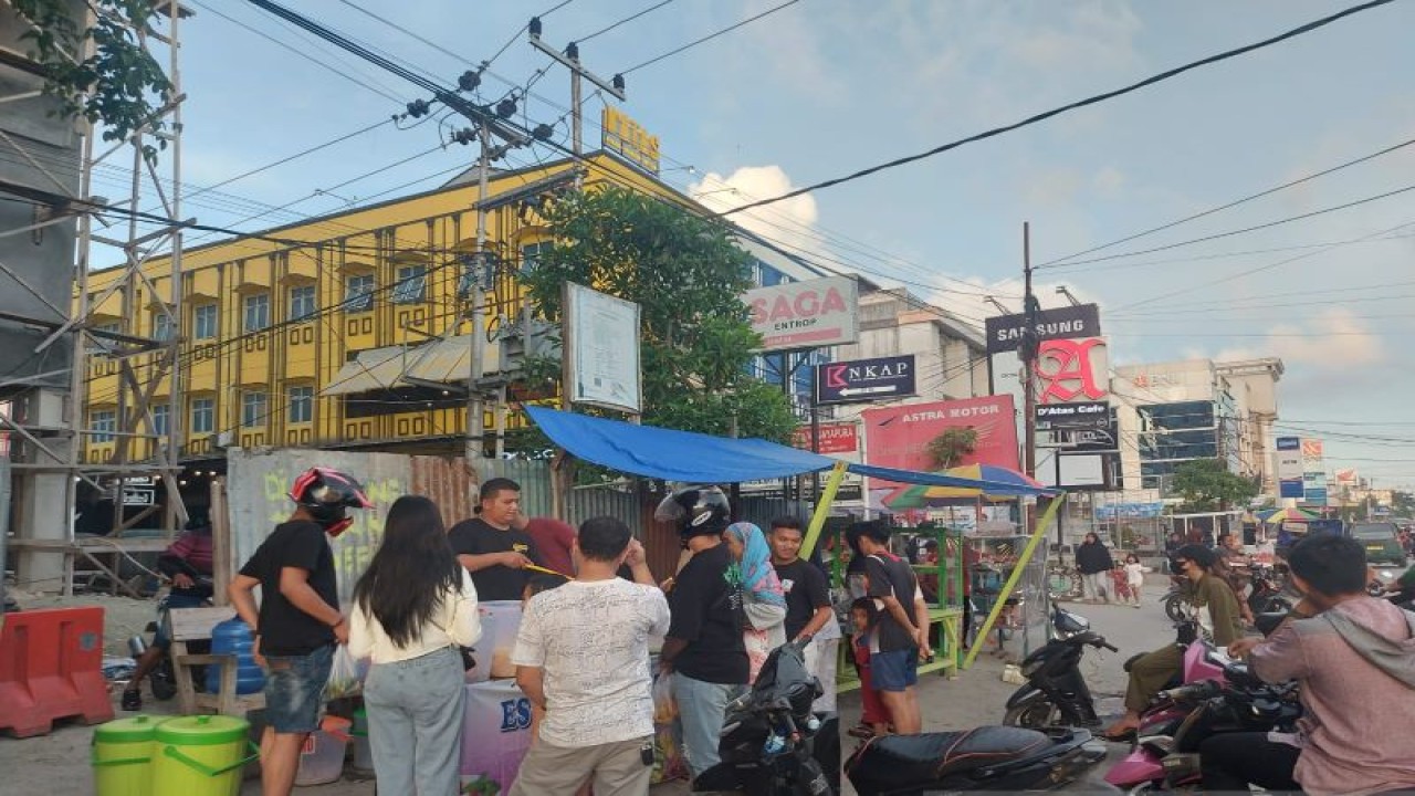 Suasana penjual takjil di Kota Jayapura, Papua (ANTARA/Qadri Pratiwi)