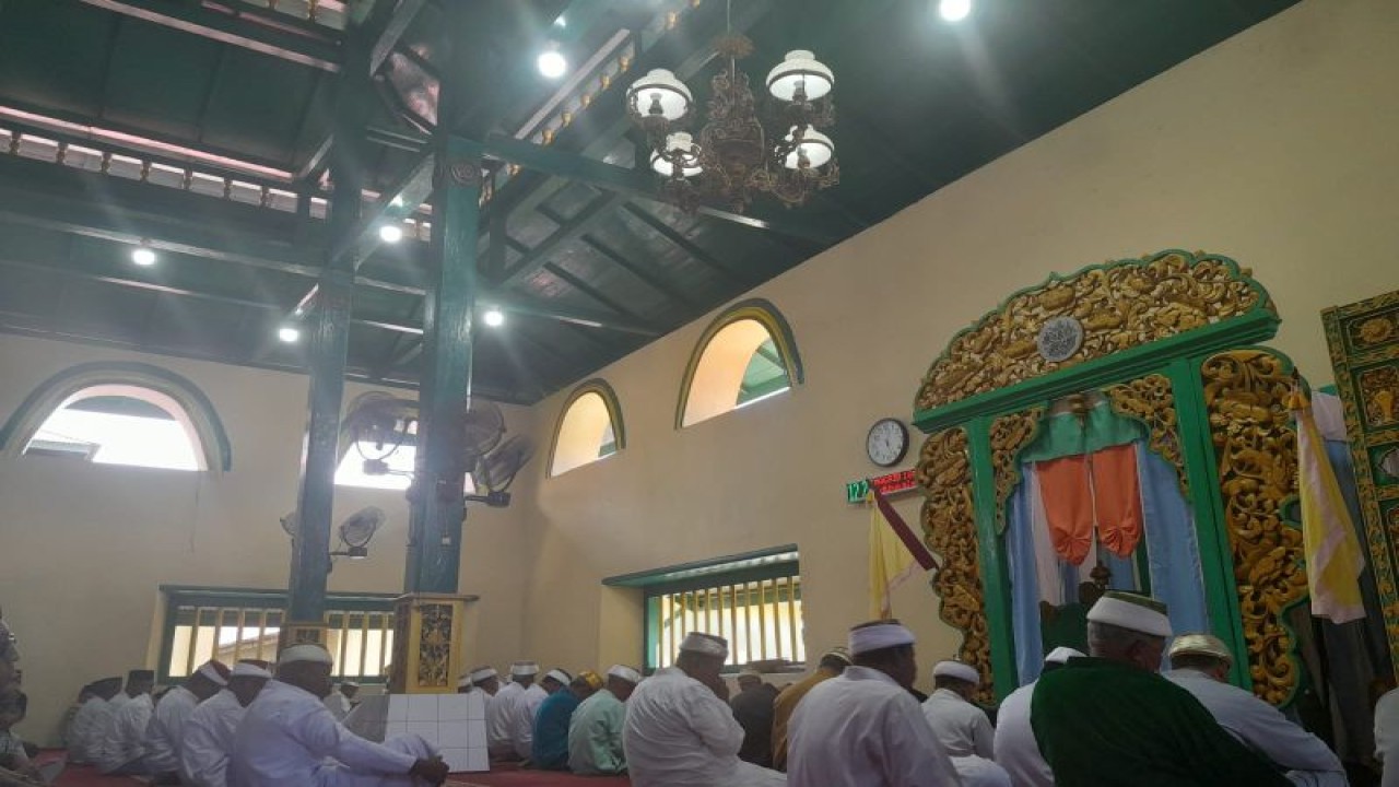 Suasana shalat di masjid Kesultanan Ternate, Selasa (28/3/2023). ANTARA/Abdul Fatah (Abdul Fatah)